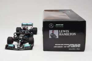 Mercedes AMG W12 Petronas #44 L. Hamilton Spanish GP 100th Pole 2021 Minichamps 1:18 110210444 Gyanta – 6. kép a 7-ből