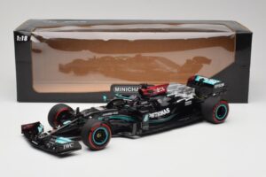 Mercedes AMG W12 Petronas #44 L. Hamilton Spanish GP 100th Pole 2021 Minichamps 1:18 110210444 Gyanta – 7. kép a 7-ből