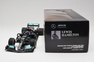 Mercedes AMG W12 #44 L. Hamilton Bahrain GP 2021 Minichamps 1:18 110210144 Fém – 7. kép a 7-ből