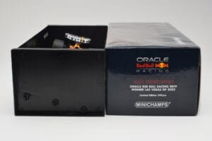 Oracle Red Bull Racing RB19 #33 M. Verstappen Las Vegas GP Winner 2023 Minichamps 1:18 110232201 Gyanta – 6. kép a 7-ből