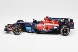 Red Bull Racing RB6 #6 M. Webber F1 Showcar 2010 Minichamps 1:18 150100076 Fém – 3. kép a 6-ből