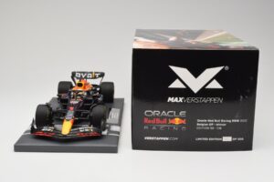 Oracle Red Bull Racing RB18 #33 M. Verstappen Belgian GP 2022 Minichamps 1:18 113221401 Gyanta – 6. kép a 7-ből