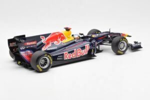 Red Bull Racing Renault RB6 #5 S. Vettel F1 World Champion 2010 Minichamps 1:18 110100005 Fém – 2. kép a 6-ből
