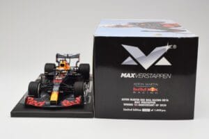 Red Bull RB16 #33 M. Verstappen Red Bull Racing 70th Anniversary GP Winner 2020 Minichamps 1:18 113200533-M1 Gyanta – 6. kép a 7-ből
