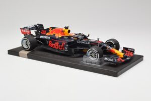 Red Bull RB16B #33 M. Verstappen Dutch GP Winner 2021 Minichamps 1:18 113212533 Fém – 4. kép a 7-ből