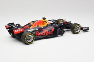 Red Bull RB16B #33 M. Verstappen Emilia Romagna GP Winner Mid Race Tyres 2021 Minichamps 1:18 110210133 Fém – 2. kép a 7-ből