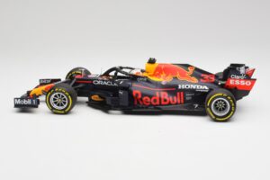 Red Bull RB16B #33 M. Verstappen Emilia Romagna GP Winner Mid Race Tyres 2021 Minichamps 1:18 110210133 Fém – 3. kép a 7-ből