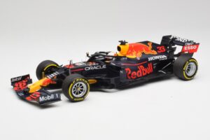 Red Bull RB16B #33 M. Verstappen Emilia Romagna GP Winner Mid Race Tyres 2021 Minichamps 1:18 110210133 Fém