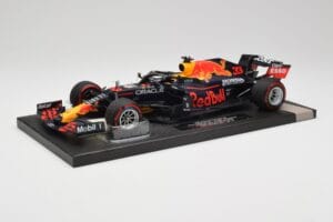 Red Bull RB16B #33 M. Verstappen Abu Dhabi GP 2021 Winner Missing Figurine & Pitboard Minichamps 1:18 113212333 Gyanta – 2. kép a 7-ből