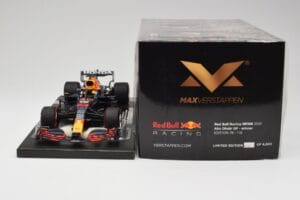 Red Bull RB16B #33 M. Verstappen Abu Dhabi GP 2021 Winner Missing Figurine & Pitboard Minichamps 1:18 113212333 Gyanta – 6. kép a 7-ből