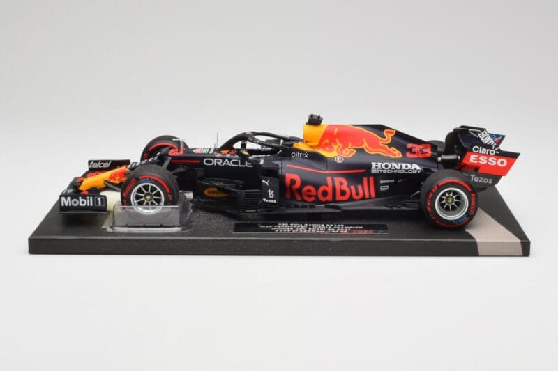 Red Bull RB16B #33 M. Verstappen Abu Dhabi GP 2021 Winner Missing Figurine & Pitboard Minichamps 1:18 113212333 Gyanta