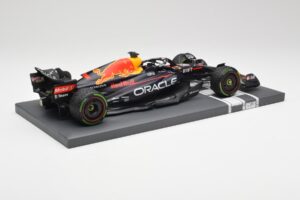 Red Bull RB18 #1 M. Verstappen Japan GP Winner No Figure 2022 Minichamps 1:18 113221801B Fém – 3. kép a 7-ből