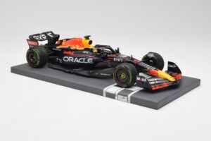 Red Bull RB18 #1 M. Verstappen Japan GP Winner No Figure 2022 Minichamps 1:18 113221801B Fém – 4. kép a 7-ből