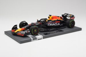 Red Bull RB18 #1 M. Verstappen Japan GP Winner No Figure & Pitboard 2022 Minichamps 1:18 113221801FB Fém – 2. kép a 7-ből