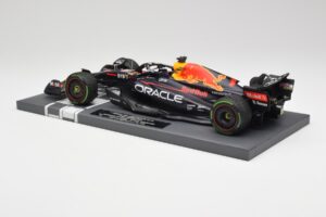 Red Bull RB18 #1 M. Verstappen Japan GP Winner No Figure & Pitboard 2022 Minichamps 1:18 113221801FB Fém – 5. kép a 7-ből