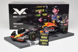 Red Bull RB18 #1 M. Verstappen Japan GP Winner No Figure & Pitboard 2022 Minichamps 1:18 113221801FB Fém – 6. kép a 7-ből