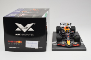 Red Bull Racing RB18 #1 M. Verstappen Japan GP Winner 2022 Minichamps 1:18 113221801FB-R1 Fém – 6. kép a 8-ből