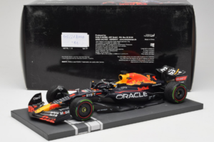 Red Bull Racing RB18 #1 M. Verstappen Japan GP Winner 2022 Minichamps 1:18 113221801FB-R1 Fém – 7. kép a 8-ből