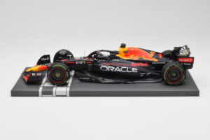 Red Bull Racing RB18 #1 M. Verstappen Japan GP Winner 2022 Minichamps 1:18 113221801FB-R1 Fém