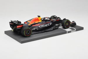 Red Bull Racing RB18 #1 M. Verstappen Japan GP Winner 2022 Minichamps 1:18 113221801FB-R1 Fém – 3. kép a 8-ből