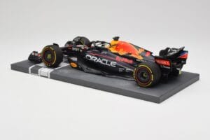 Red Bull RB18 Oracle #1 M. Verstappen Abu Dhabi GP 2022 Winner Minichamps 1:18 113222201 Gyanta – 5. kép a 7-ből