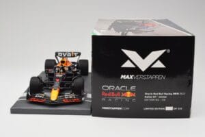 Red Bull RB18 Oracle #1 M. Verstappen Italian GP 2022 Winner Minichamps 1:18 113221601 Gyanta – 6. kép a 7-ből