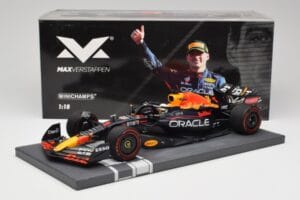 Red Bull RB18 Oracle #1 M. Verstappen Italian GP 2022 Winner Minichamps 1:18 113221601 Gyanta – 7. kép a 7-ből