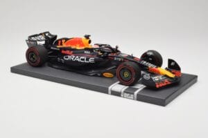 Red Bull RB19 Oracle #1 M. Verstappen British GP 2023 Winner Minichamps 1:18 113231101 Gyanta – 4. kép a 7-ből