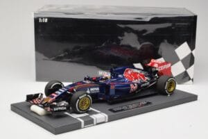 Scuderia Toro Rosso STR10 Renault #33 M. Verstappen Australian GP 2015 Minichamps 1:18 117150033 Gyanta – 7. kép a 7-ből