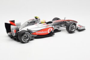 Vodafone McLaren Mercedes MP4-25 #3 L. Hamilton F1 Showcar 2010 Minichamps 1:18 530101872 Fém – 2. kép a 6-ből