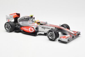 Vodafone McLaren Mercedes MP4-25 #3 L. Hamilton F1 Showcar 2010 Minichamps 1:18 530101872 Fém – 4. kép a 6-ből