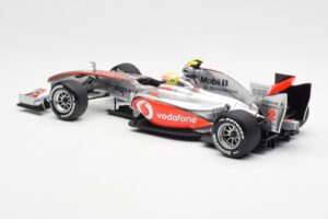 Vodafone McLaren Mercedes MP4-25 #3 L. Hamilton F1 Showcar 2010 Minichamps 1:18 530101872 Fém – 5. kép a 6-ből