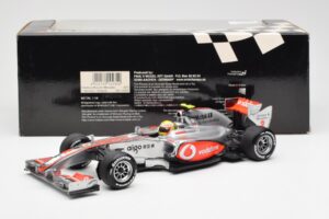 Vodafone McLaren Mercedes MP4-25 #3 L. Hamilton F1 Showcar 2010 Minichamps 1:18 530101872 Fém – 6. kép a 6-ből