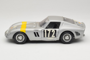 Ferrari 250 GTO #172 L. Bianchi / G. Berger Tour de France 1962 Ezüst Limitált Kiadás Bburago 1:18 3011-S1 Fém – 4. kép a 8-ből