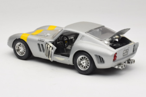 Ferrari 250 GTO #172 L. Bianchi / G. Berger Tour de France 1962 Ezüst Limitált Kiadás Bburago 1:18 3011-S1 Fém – 5. kép a 8-ből