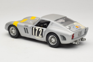 Ferrari 250 GTO #172 L. Bianchi / G. Berger Tour de France 1962 Ezüst Limitált Kiadás Bburago 1:18 3011-S1 Fém – 7. kép a 8-ből