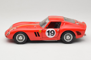 Ferrari 250 GTO #19 Piros Csíkok 1962 Bburago 1:18 3011-P3 Fém – 4. kép a 8-ből