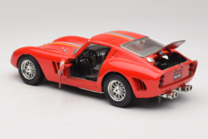 Ferrari 250 GTO #19 Piros Csíkok 1962 Bburago 1:18 3011-P3 Fém – 5. kép a 8-ből