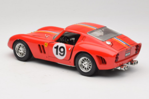 Ferrari 250 GTO #19 Piros Csíkok 1962 Bburago 1:18 3011-P3 Fém – 7. kép a 8-ből