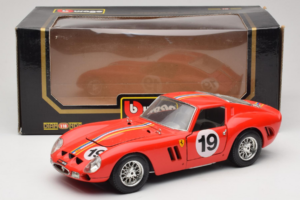 Ferrari 250 GTO #19 Piros Csíkok 1962 Bburago 1:18 3011-P3 Fém – 8. kép a 8-ből
