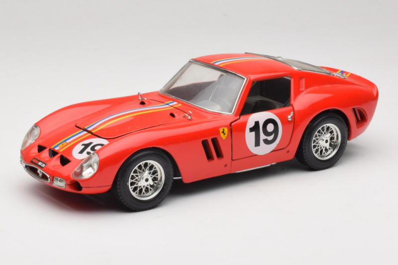 Ferrari 250 GTO #19 Piros Csíkok 1962 Bburago 1:18 3011-P3 Fém