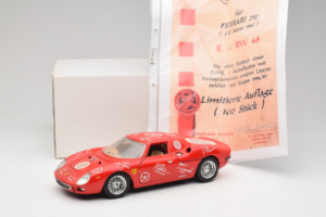 Ferrari 250 LM Piros Fehér Essen Autographs Limitált Kiadás Bburago 1:18 3033-P4 Fém – 8. kép a 8-ből