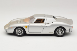 Ferrari 250 LM Ezüst Bburago 1:18 3033-S1 Fém – 4. kép a 8-ből