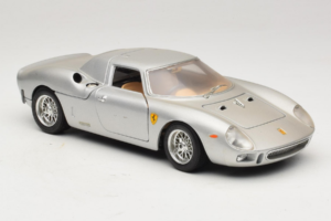 Ferrari 250 LM Ezüst Bburago 1:18 3033-S1 Fém – 6. kép a 8-ből