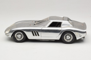 Ferrari 275 GTB Chrome Ezüst Guiloy 1:18 B004 Fém – 4. kép a 8-ből