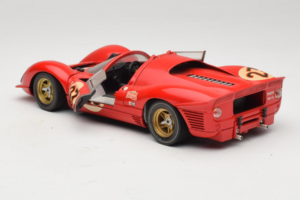 Ferrari 330 P4 #23 L. Bandini / C. Amon 24 Hours of Daytona Winner 1967 Revell 1:18 48833 Fém – 5. kép a 8-ből