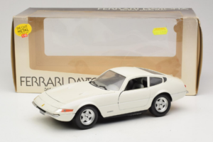 Ferrari 365 GTB/4 Daytona Berlina Fehér Techno Giodi 1:18 74007 Fém – 8. kép a 8-ből