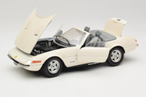 Ferrari 365 GTS/4 Spider Fehér Techno Giodi 1:18 40028 Fém – 2. kép a 8-ből