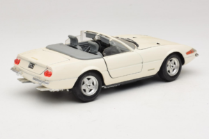 Ferrari 365 GTS/4 Spider Fehér Techno Giodi 1:18 40028 Fém – 3. kép a 8-ből
