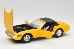 Ferrari 365 GTS Sárga Fekete Tetővel Solido 1:18 8018 Fém – 2. kép a 8-ből